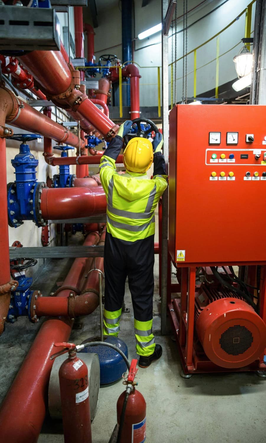 Técnicos de OCMEC calibrando instrumentos de control y medición en una planta industrial.